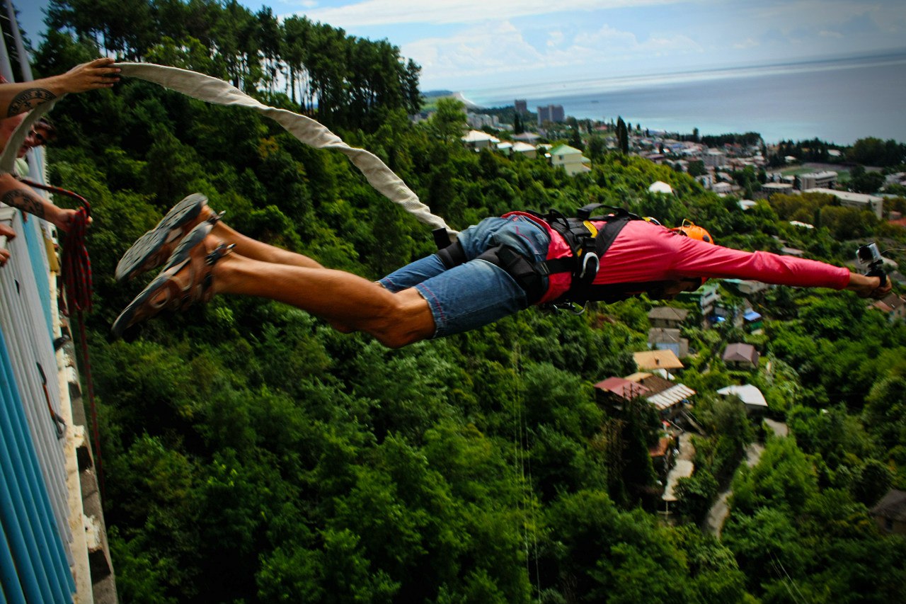 Прыжки с "резинкой" (веревкой) с 60 метрового моста в Абхазии
